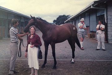 Annie Sarten with her top-priced colt at Trentham 1986 - $750,000